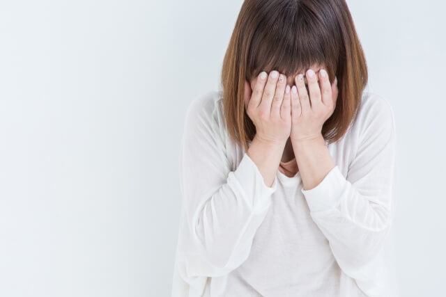 泣く女性