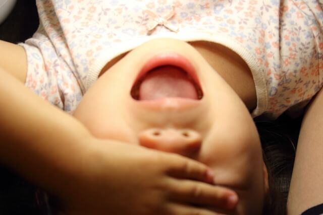 子供 口を開ける