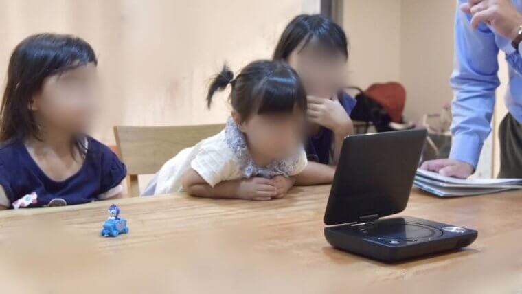 DVDを見る子供