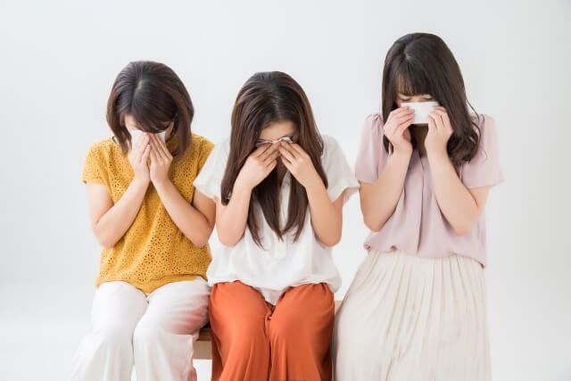 感動して泣く女性